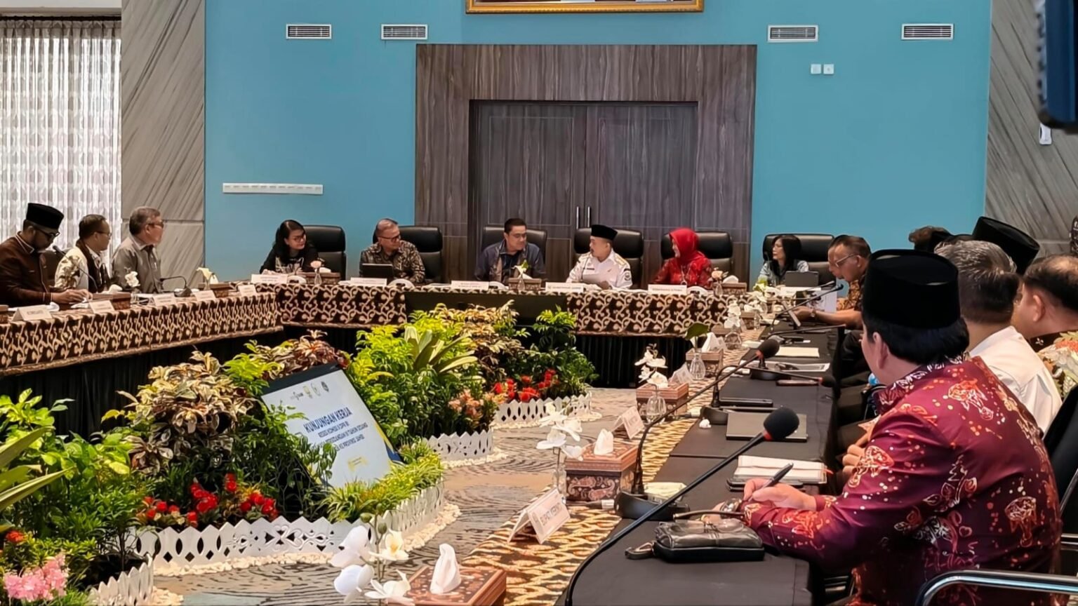 Gubernur Jambi Al Haris bersama Komisaris dan Direksi Bank Jambi, Sekda Provinsi Jambi, serta para bupati dan wali kota saat menerima kunjungan kerja Komisi II DPR RI