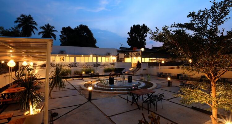 Area outdoor Senyala Space di Arizona, Jalan Sunan Giri, Simpang III Sipin, Kota Jambi, bisa jadi pilihan lokasi buka puasa dengan konsep cozy dan view menarik