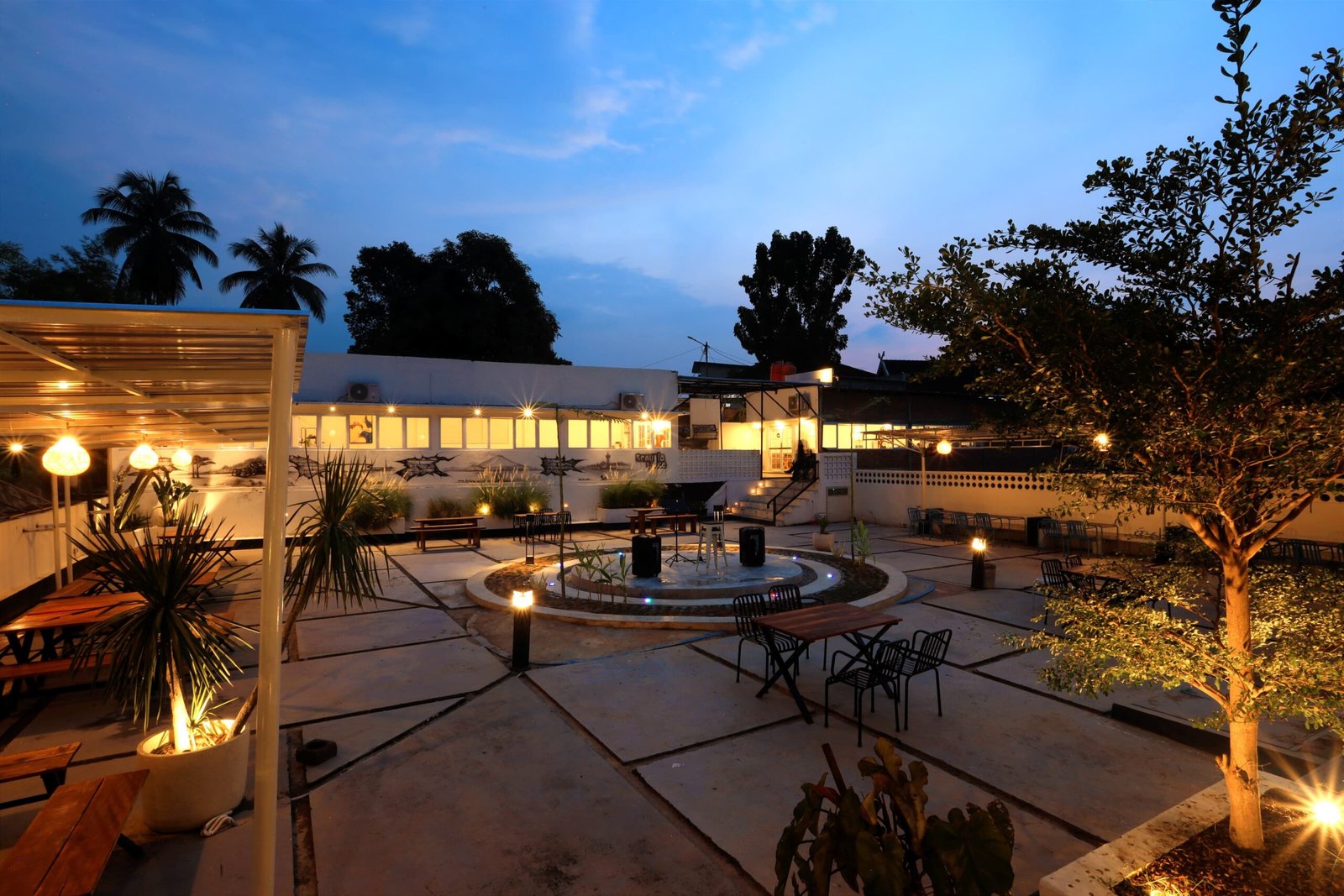 Area outdoor Senyala Space di Arizona, Jalan Sunan Giri, Simpang III Sipin, Kota Jambi, bisa jadi pilihan lokasi buka puasa dengan konsep cozy dan view menarik