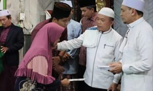 Safari Ramadhan 1447 H di Pijoan, Gubernur Jambi Al Haris menyerahkan bantuan untuk kaum dhuafa dan anak yatim