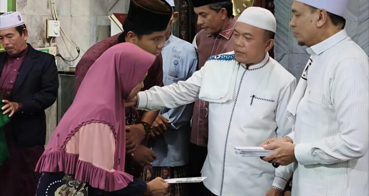 Safari Ramadhan 1447 H di Pijoan, Gubernur Jambi Al Haris menyerahkan bantuan untuk kaum dhuafa dan anak yatim