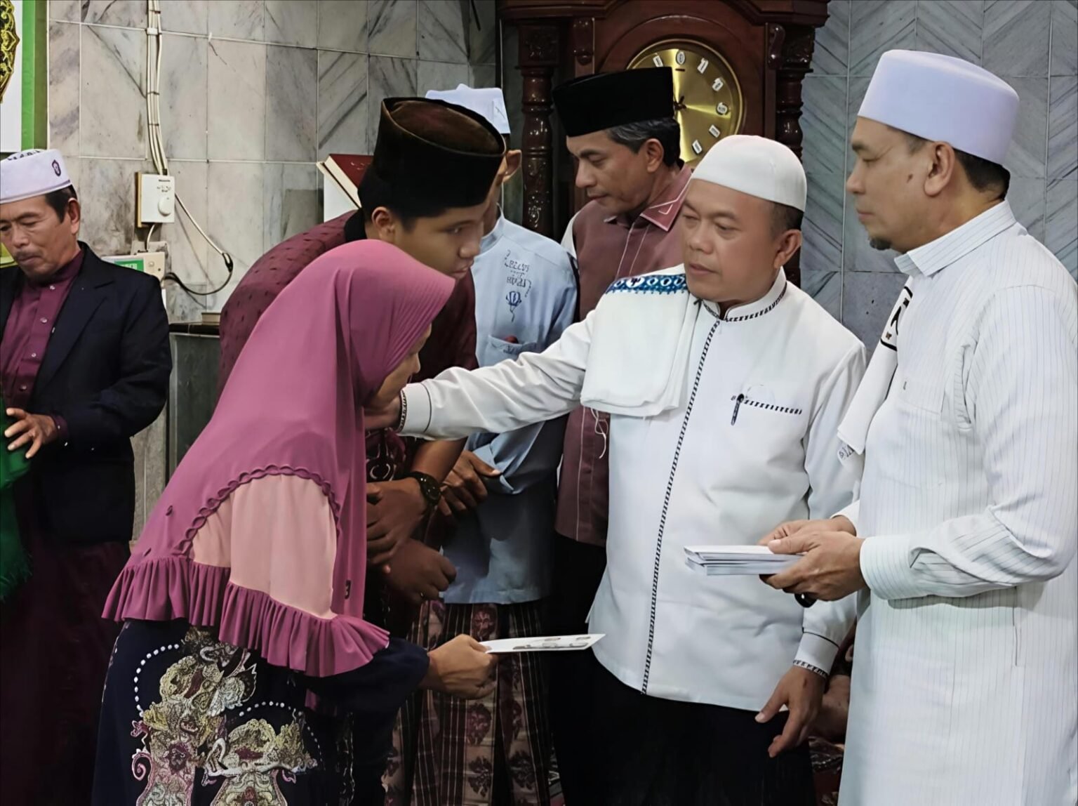Safari Ramadhan 1447 H di Pijoan, Gubernur Jambi Al Haris menyerahkan bantuan untuk kaum dhuafa dan anak yatim