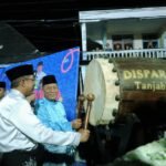 Wagub Jambi Abdullah Sani memukul bedug sebagai tanda dimulainya Festival Arakan Sahur Tahun 2026