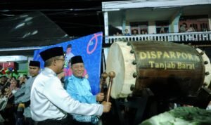 Wagub Jambi Abdullah Sani memukul bedug sebagai tanda dimulainya Festival Arakan Sahur Tahun 2026