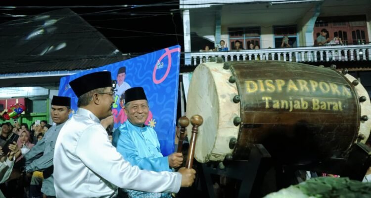 Wagub Jambi Abdullah Sani memukul bedug sebagai tanda dimulainya Festival Arakan Sahur Tahun 2026