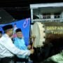 Wagub Jambi Abdullah Sani memukul bedug sebagai tanda dimulainya Festival Arakan Sahur Tahun 2026