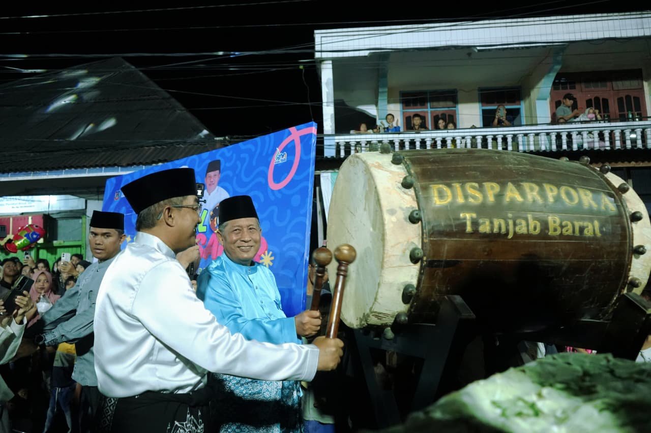 Wagub Jambi Abdullah Sani memukul bedug sebagai tanda dimulainya Festival Arakan Sahur Tahun 2026