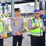 Kakorlantas Polri Irjen Pol. Agus Suryonugroho bersama Kapolda Jambi Irjen Pol. Krisno H. Siregar saat meninjau ruas tol Bayung Lencir–Tempino untuk memastikan kesiapan jalur tol menghadapi arus mudik dan arus balik Lebaran Idul Fitri 1447 Hijriah