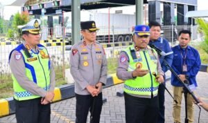 Kakorlantas Polri Irjen Pol. Agus Suryonugroho bersama Kapolda Jambi Irjen Pol. Krisno H. Siregar saat meninjau ruas tol Bayung Lencir–Tempino untuk memastikan kesiapan jalur tol menghadapi arus mudik dan arus balik Lebaran Idul Fitri 1447 Hijriah