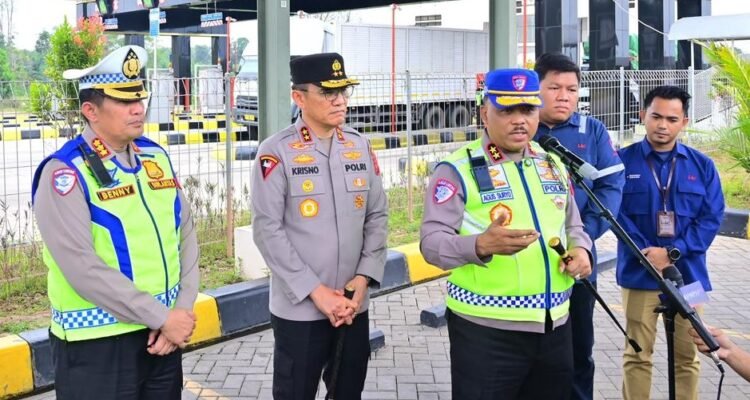 Kakorlantas Polri Irjen Pol. Agus Suryonugroho bersama Kapolda Jambi Irjen Pol. Krisno H. Siregar saat meninjau ruas tol Bayung Lencir–Tempino untuk memastikan kesiapan jalur tol menghadapi arus mudik dan arus balik Lebaran Idul Fitri 1447 Hijriah
