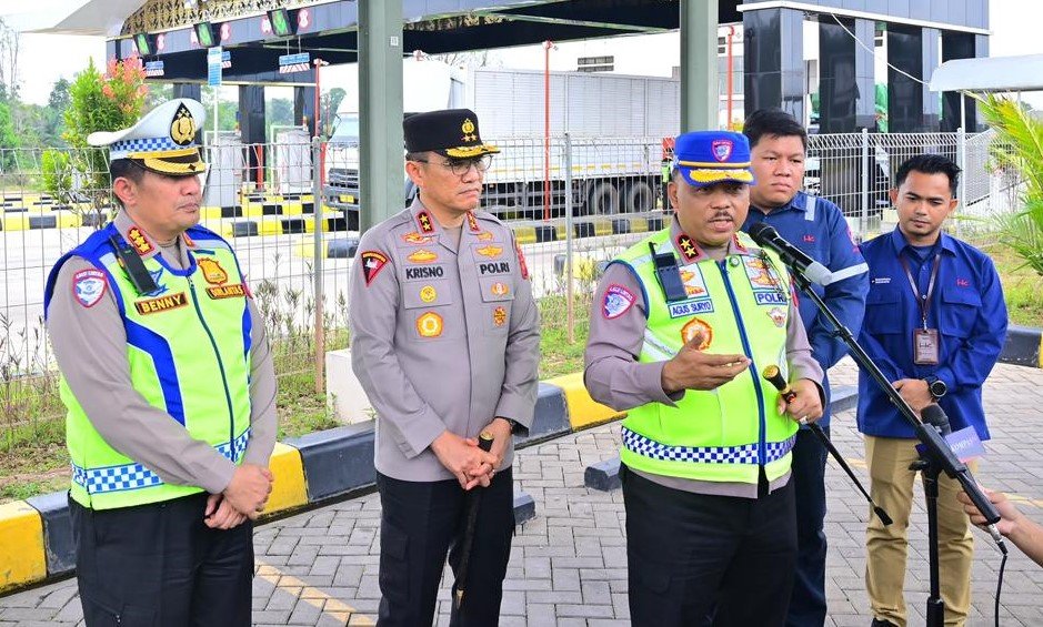 Kakorlantas Polri Irjen Pol. Agus Suryonugroho bersama Kapolda Jambi Irjen Pol. Krisno H. Siregar saat meninjau ruas tol Bayung Lencir–Tempino untuk memastikan kesiapan jalur tol menghadapi arus mudik dan arus balik Lebaran Idul Fitri 1447 Hijriah