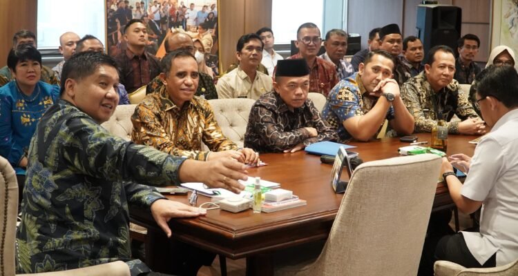 Gubernur Jambi Al Haris bersama kepala daerah se Provinsi Jambi saat bertemu Menteri Perumahan dan Kawasan Permukiman (PKP), Maruarar Sirait, di Jakarta