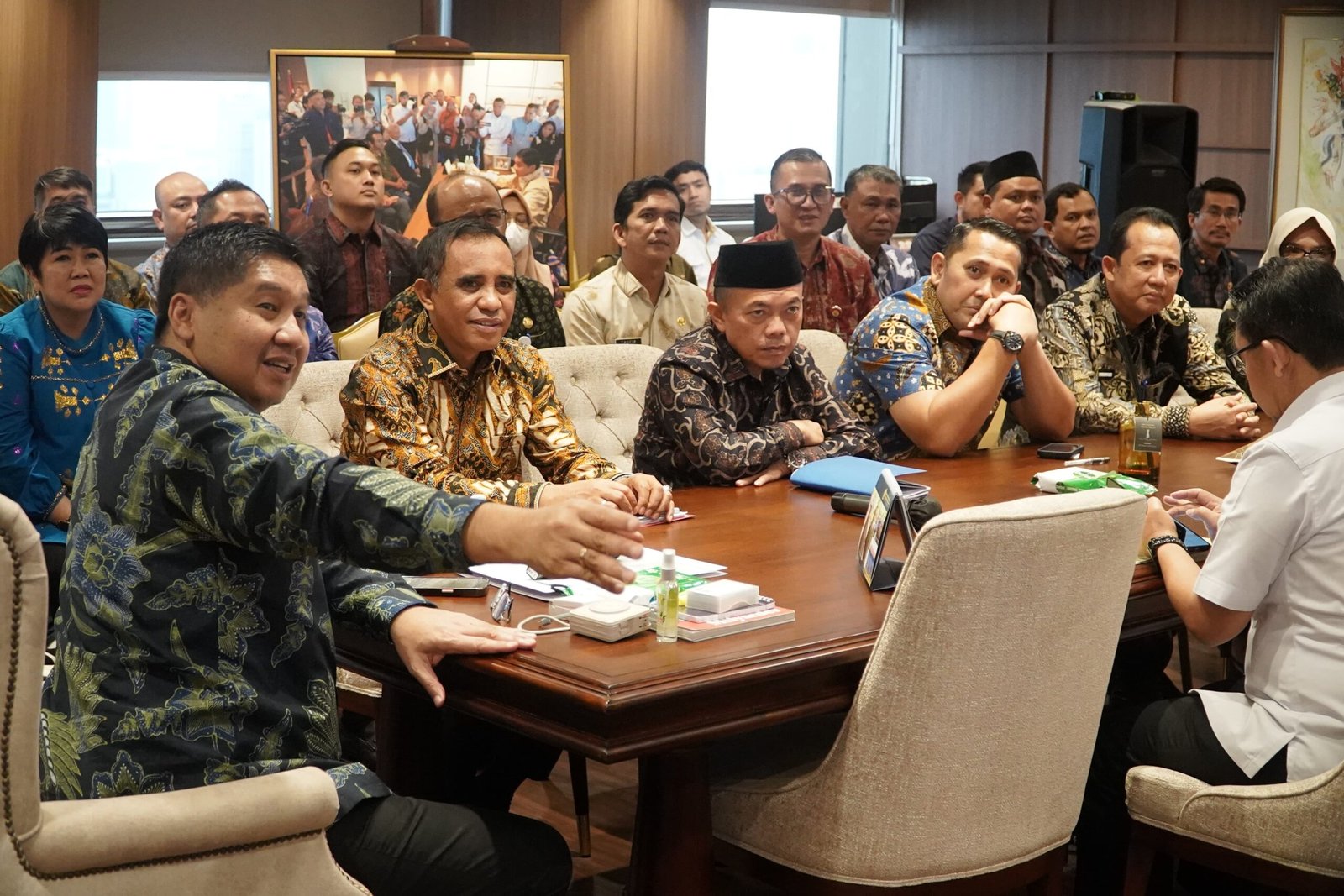 Gubernur Jambi Al Haris bersama kepala daerah se Provinsi Jambi saat bertemu Menteri Perumahan dan Kawasan Permukiman (PKP), Maruarar Sirait, di Jakarta