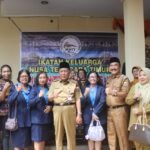 Bazar Ramadhan BKOW Provinsi Jambi Wakil Gubernur Jambi Abdullah Sani foto bersama usai membuka Bazar Ramadhan yang diselenggarakan BKOW Provinsi Jambi