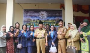 Wakil Gubernur Jambi Abdullah Sani foto bersama usai membuka Bazar Ramadhan yang diselenggarakan BKOW Provinsi Jambi