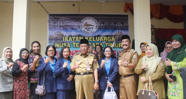 Wakil Gubernur Jambi Abdullah Sani foto bersama usai membuka Bazar Ramadhan yang diselenggarakan BKOW Provinsi Jambi