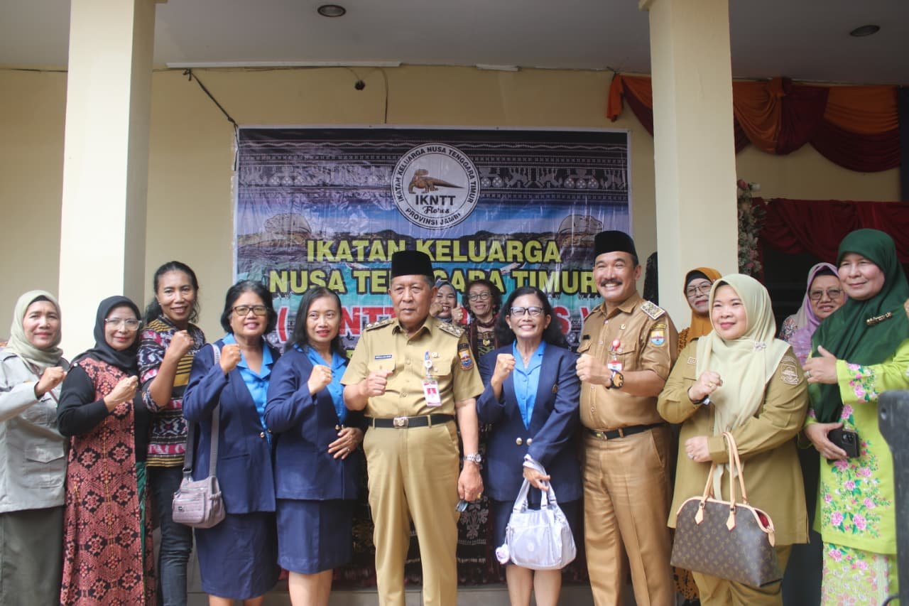 Wakil Gubernur Jambi Abdullah Sani foto bersama usai membuka Bazar Ramadhan yang diselenggarakan BKOW Provinsi Jambi