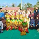 Gubernur Jambi Al Haris foto bersama dewan guru dan siswa SMKN 7 Tanjab Barat