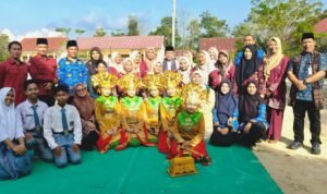 Gubernur Jambi Al Haris foto bersama dewan guru dan siswa SMKN 7 Tanjab Barat