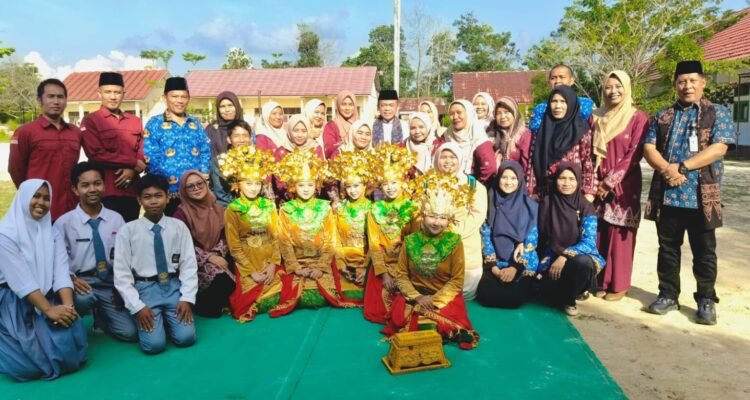 Gubernur Jambi Al Haris foto bersama dewan guru dan siswa SMKN 7 Tanjab Barat