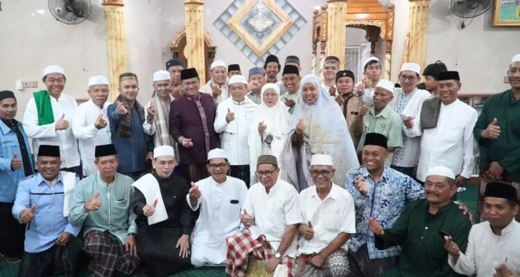 Gubernur Jambi Al Haris foto bersama jamaah Masjid Al Ikhlas, Kelurahan Beliung, Kecamatan Alam Barajo, Kota Jambi usai Safari Ramadhan 1447 H