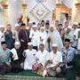 Gubernur Jambi Al Haris foto bersama jamaah Masjid Al Ikhlas, Kelurahan Beliung, Kecamatan Alam Barajo, Kota Jambi usai Safari Ramadhan 1447 H