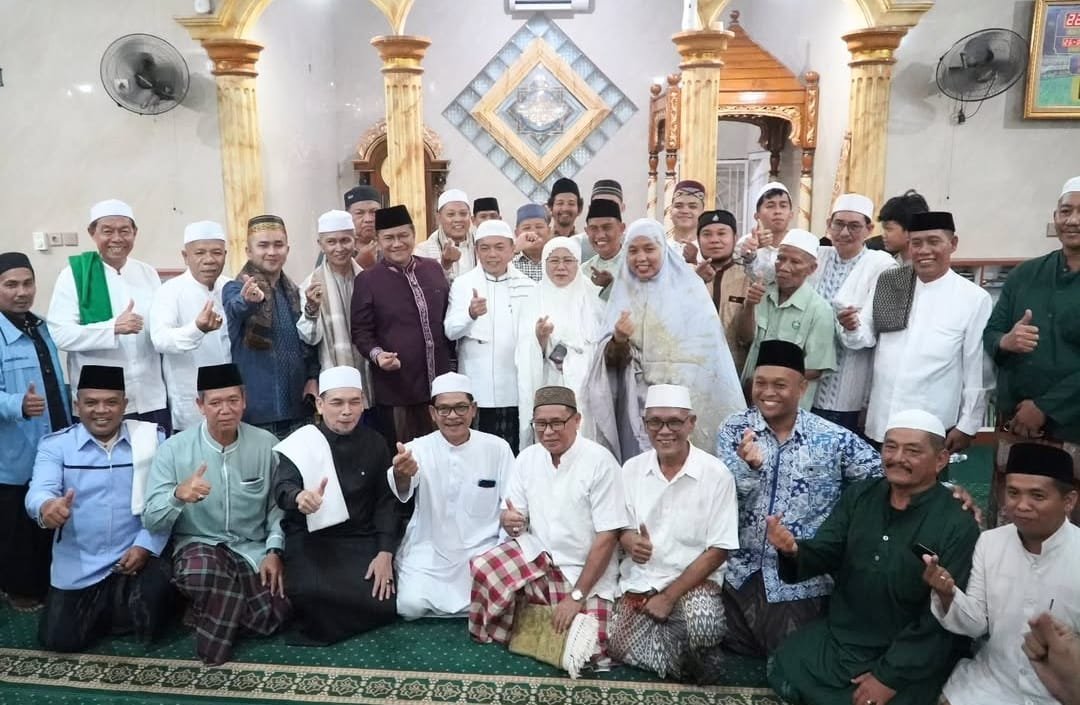 Gubernur Jambi Al Haris foto bersama jamaah Masjid Al Ikhlas, Kelurahan Beliung, Kecamatan Alam Barajo, Kota Jambi usai Safari Ramadhan 1447 H