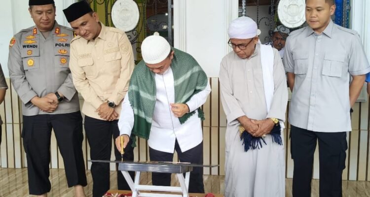 Gubernur Jambi Al Haris menandatangani prasasti peresmian Jalan Simpang Pelawan–Batang Asai, Sarolangun sepanjang lebih kurang 88 kilometer