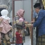 Wakil Gubernur Jambi Abdullah Sani menyerahkan bantuan kepada warga dalam kegiatan Safari Ramadhan 1447 H di Kabupaten Batang Hari