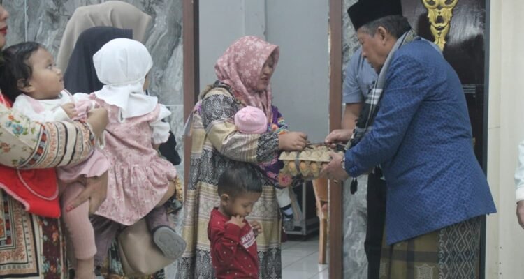 Wakil Gubernur Jambi Abdullah Sani menyerahkan bantuan kepada warga dalam kegiatan Safari Ramadhan 1447 H di Kabupaten Batang Hari
