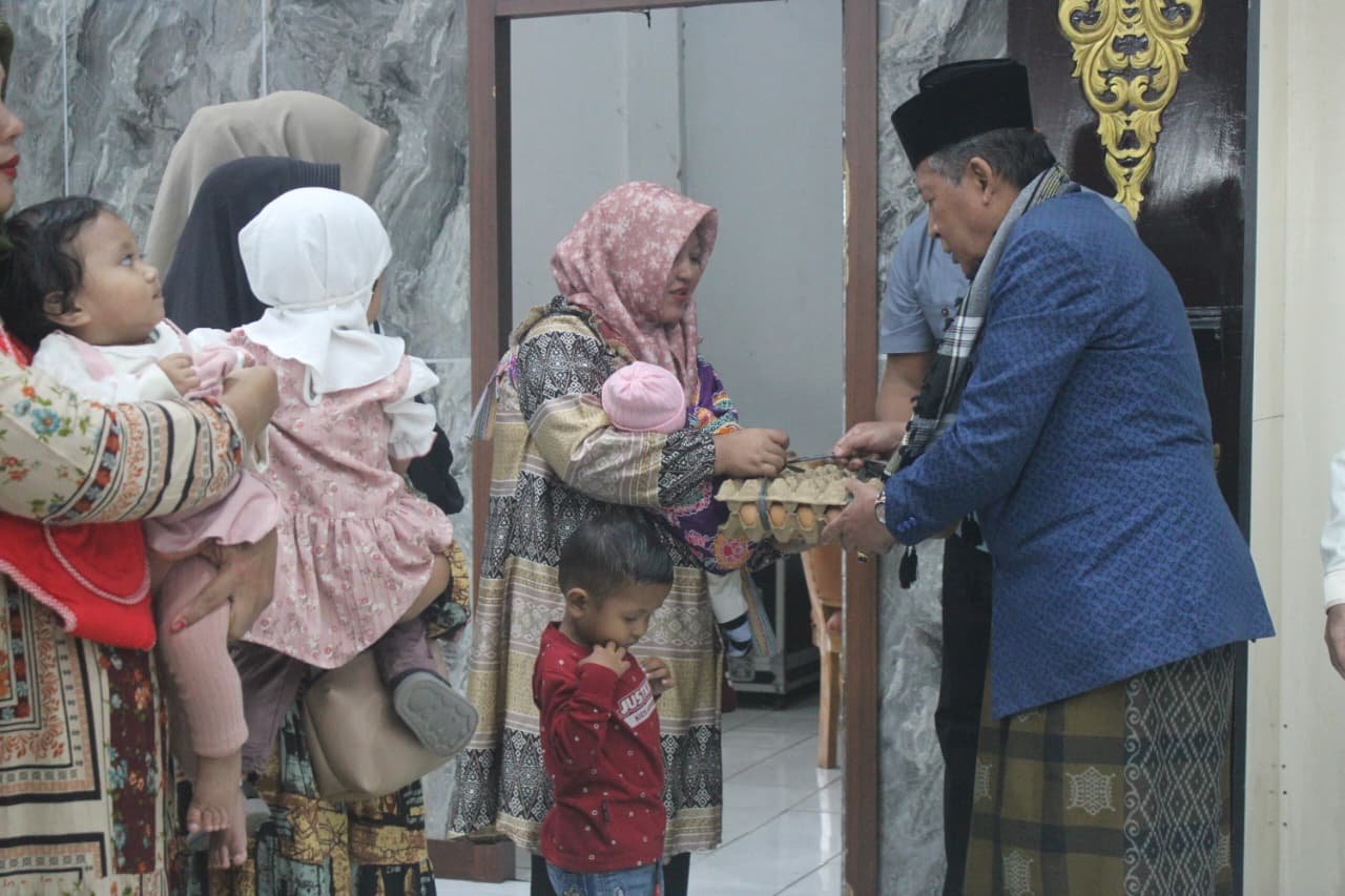 Wakil Gubernur Jambi Abdullah Sani menyerahkan bantuan kepada warga dalam kegiatan Safari Ramadhan 1447 H di Kabupaten Batang Hari