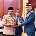 Sekda Jambi Sudirman mewakili Gubernur Al Haris menerima penghargaan Bintang Semangat Rimba dalam ajang Istiadat Penganugerahan Bintang dan Pingat Persekutuan Pengakap Malaysia (PPM)