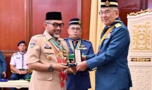 Sekda Jambi Sudirman mewakili Gubernur Al Haris menerima penghargaan Bintang Semangat Rimba dalam ajang Istiadat Penganugerahan Bintang dan Pingat Persekutuan Pengakap Malaysia (PPM)
