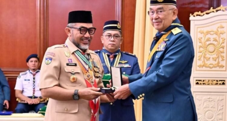 Sekda Jambi Sudirman mewakili Gubernur Al Haris menerima penghargaan Bintang Semangat Rimba dalam ajang Istiadat Penganugerahan Bintang dan Pingat Persekutuan Pengakap Malaysia (PPM)