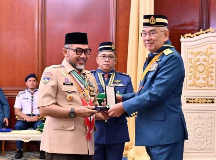 Sekda Jambi Sudirman mewakili Gubernur Al Haris menerima penghargaan Bintang Semangat Rimba dalam ajang Istiadat Penganugerahan Bintang dan Pingat Persekutuan Pengakap Malaysia (PPM)