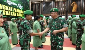 Kasad Jenderal TNI Maruli Simanjuntak memberikan ucapan selamat kenaikan pangkat kepada Danrem 042/Gapu Brigjen TNI Nyamin
