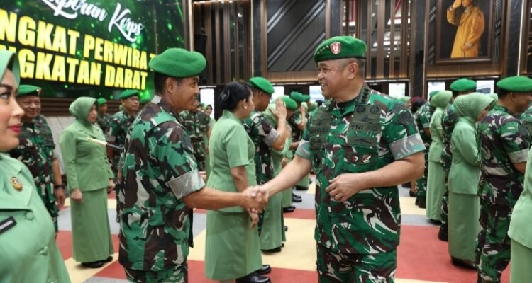 Kasad Jenderal TNI Maruli Simanjuntak memberikan ucapan selamat kenaikan pangkat kepada Danrem 042/Gapu Brigjen TNI Nyamin