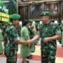 Kasad Jenderal TNI Maruli Simanjuntak memberikan ucapan selamat kenaikan pangkat kepada Danrem 042/Gapu Brigjen TNI Nyamin