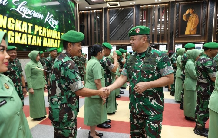 Kasad Jenderal TNI Maruli Simanjuntak memberikan ucapan selamat kenaikan pangkat kepada Danrem 042/Gapu Brigjen TNI Nyamin