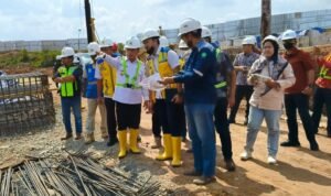 Gubernur Jambi, Al Haris, meninjau pembangunan Sekolah Rakyat di Kelurahan Bagan Pete, Kecamatan Alam Barajo, Kota Jambi