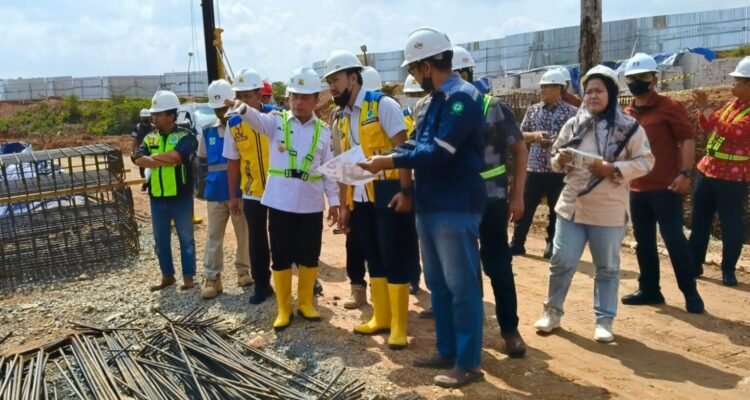 Gubernur Jambi, Al Haris, meninjau pembangunan Sekolah Rakyat di Kelurahan Bagan Pete, Kecamatan Alam Barajo, Kota Jambi