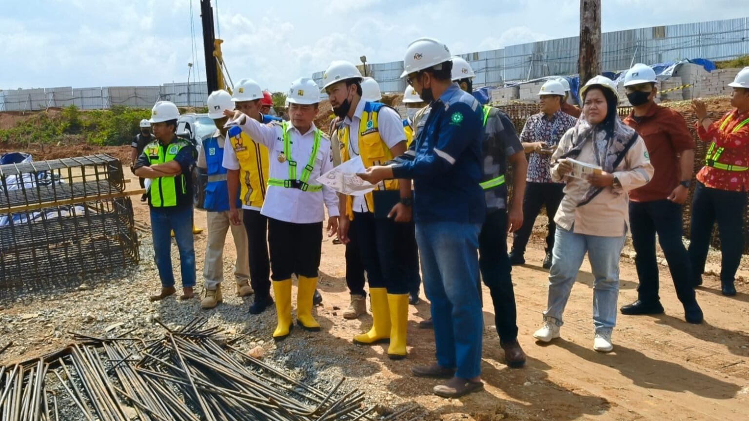 Gubernur Jambi, Al Haris, meninjau pembangunan Sekolah Rakyat di Kelurahan Bagan Pete, Kecamatan Alam Barajo, Kota Jambi