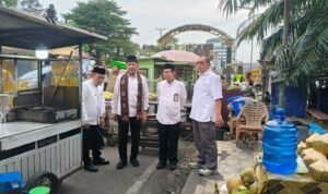 Gubernur Jambi Al Haris bersama Ketua Badan Amil Zakat Nasional (Baznas) RI, Noor Achmad saat meninjau pedagang di Ancol