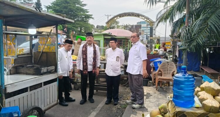 Gubernur Jambi Al Haris bersama Ketua Badan Amil Zakat Nasional (Baznas) RI, Noor Achmad saat meninjau pedagang di Ancol