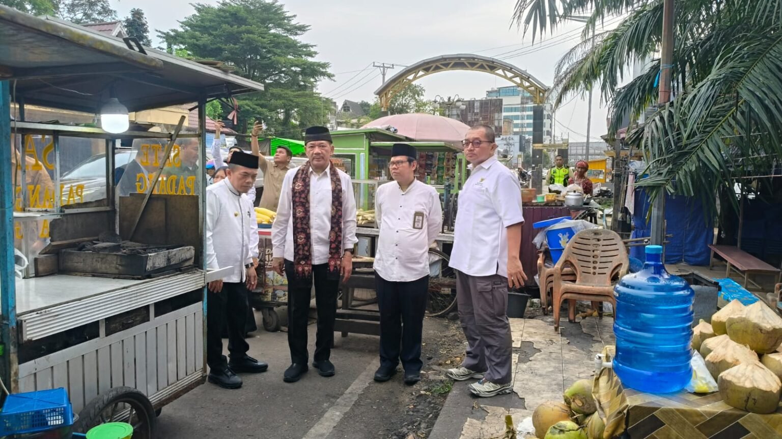 Gubernur Jambi Al Haris bersama Ketua Badan Amil Zakat Nasional (Baznas) RI, Noor Achmad saat meninjau pedagang di Ancol