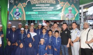Foto bersama personel Satlantas Polresta Jambi dengan anak panti asuhan