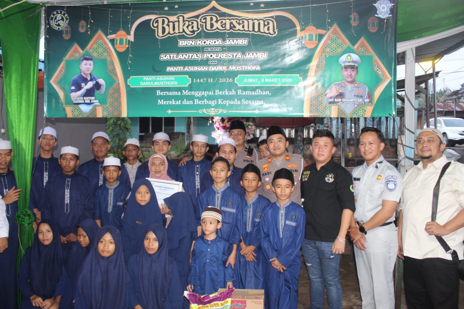 Foto bersama personel Satlantas Polresta Jambi dengan anak panti asuhan