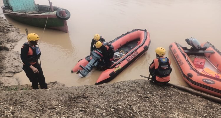 Tim SAR gabungan yang disiapkan untuk mencari korban tenggelam di Sungai Batang Merangin