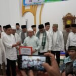 Gubernur Jambi Al Haris menyerahkan bantuan kepada pengurus masjid usai Safari Ramadhan di Kota Sungai Penuh