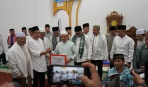 Gubernur Jambi Al Haris menyerahkan bantuan kepada pengurus masjid usai Safari Ramadhan di Kota Sungai Penuh